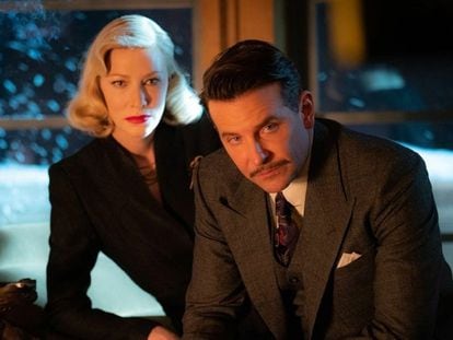 Cate Blanchett y Bradley Cooper, en 'El callejón de las almas perdidas'.