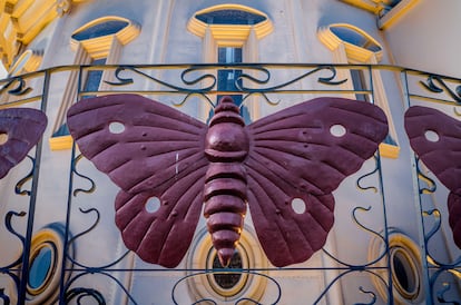 Detalle de la fachada de la Casa de las Mariposas, en Almería.