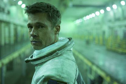 Brad Pitt, caracterizado como un astronauta en una escena de 'Ad Astra', de James Gray.