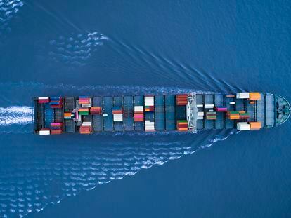 Un gran portacontenedores se aproxima al puerto cargado de contenedores y mercancías en Shanghái, China.