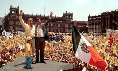 Cuauhtémoc Cárdenas y Andrés Manuel López Obrador, durante la campaña para las elecciones presidenciales y capitalinas del 2000, en el Zócalo de Ciudad de México.