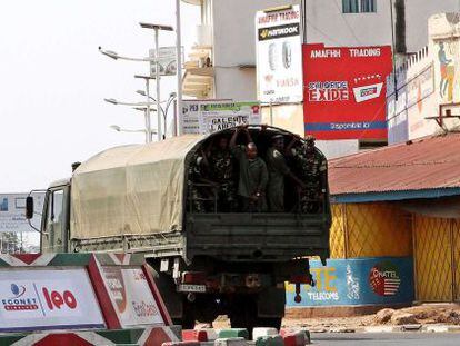 Fuerzas de seguridad patrullan por Bujumbura, este martes.
