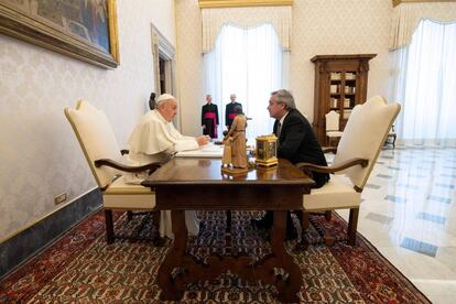 El papa Francisco con el presidente argentino, Alberto Fernández. 