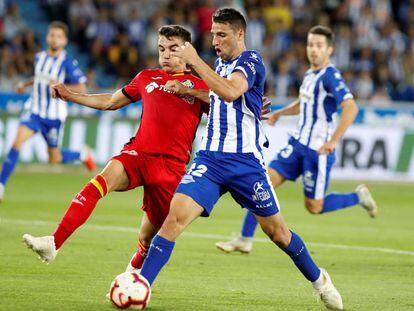 Jonathan Calleri (d), en el Alavés-Getafe.