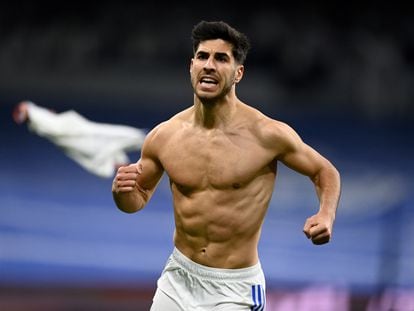 El jugador del Real Madrid Marco Asensio celebra su gol ante el Granada durante el partido del 6 de febrero de 2022.