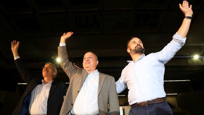 De derecha a izquierda, el presidente de Vox, Santiago Abascal; el presidente del partido en Granada, Manuel Martín; y José Antonio Ortega Lara, durante el acto público celebrado en noviembre de 2019 en la ciudad andaluza.