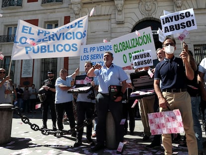 Un grupo de taxistas se manifiesta este miércoles frente a la puerta principal de la sede del Gobierno regional en la Puerta del Sol.