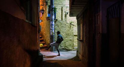 Un joven en la favela de Chapeu Mangueira (Rio de Janeiro)