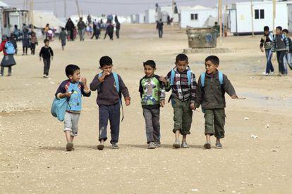 Ni&ntilde;os sirios van junto al colegio del campo de refugiados de Mafraq, Jordania. 