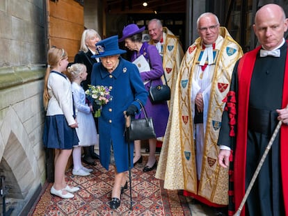 La reina Isabel II de Inglaterra, en la abadía de Westminster, acompañada de su hija Ana.