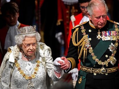 La reina Isabel II y su hijo y heredero, el príncipe Carlos, en el acto de la apertura del Parlamento británico en octubre de 2019 en Londres.