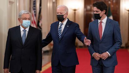 El presidente de México, Andrés Manuel López Obrador, con su homólogo estadounidense, Joe Biden, y canadiense, Justin Trudeau, en la Cumbre de Líderes de América del Norte de 2021.