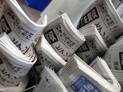 Varios ejemplares del diario Nikkei en un kiosko de Yokohama (Jap&oacute;n).