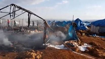 Imagen suministrada por redes de la oposici&oacute;n siria en la que se percibe supuestamente el campo de desplazados internos atacado este jueves. 