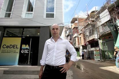 Horacio Larreta, frente a su oficina en la villa 31 de Buenos Aires.