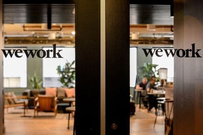 El logo de WeWork en las oficinas de la empresa en San Francisco, California, EE UU.