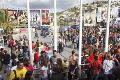 Decenas de personas hace cola para asistir a un festival de cine. EFE/Archivo