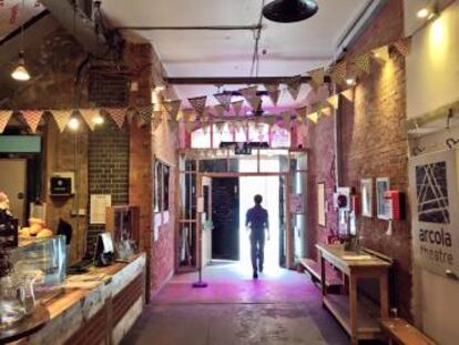 Vestíbulo del Arcola Theatre, en Dalston (Londres).