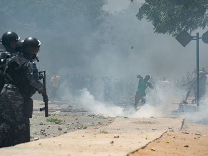 Seguidores del líder de la oposición, Ousmane Sonko, lanzan piedras a la policía, que responde con gas lacrimógeno, en Dakar, este jueves.