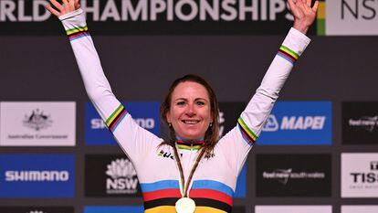 Annemiek Van Vleuten celebra su triunfo en los Mundiales de Ciclismo este sábado.