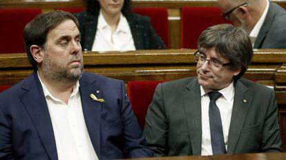 Carles Puigdemont y Oriol Junqueras este jueves en el Parlament.