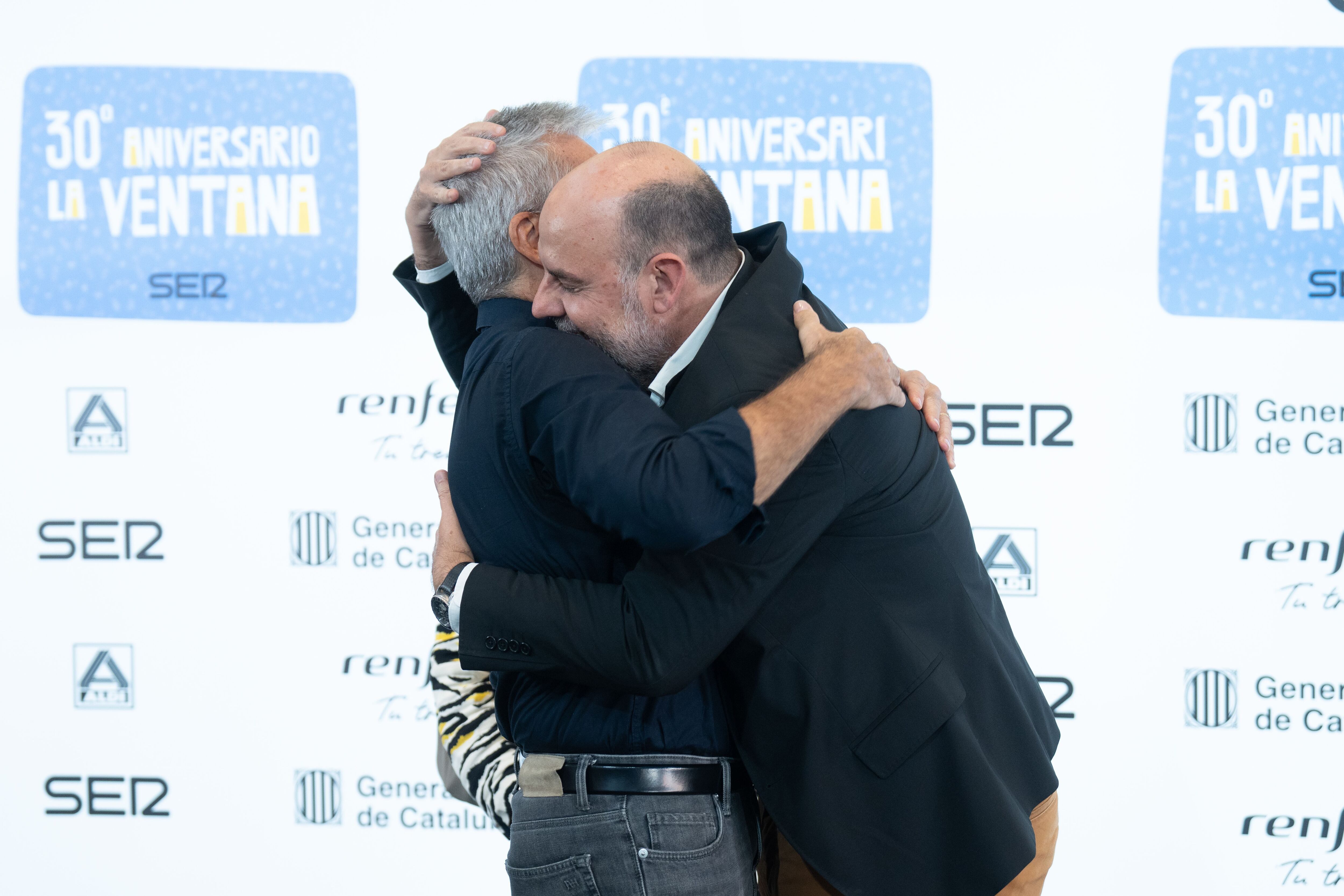 El periodista Carles Francino abraza al presentador de radio Jordi Basté.