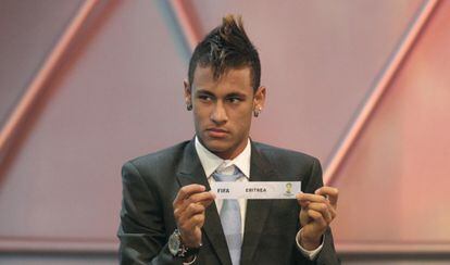 Neymar, en el sorteo de 2011 para la ronda de clasificaci&oacute;n del Mundial