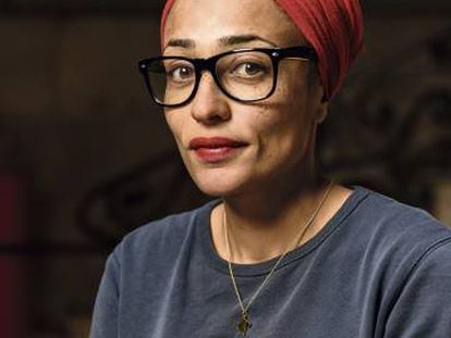 Zadie Smith posa para ICON en La Pedrera, en Barcelona, ensayando cara de ver a un &lsquo;millennial&rsquo; cogerle el m&oacute;vil para ense&ntilde;arle algo del trasto que le cambiar&aacute; la vida.