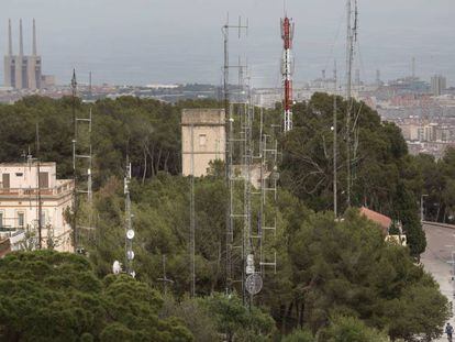 Antenes d'emissores de ràdio al barri del Carmel, a Barcelona.
