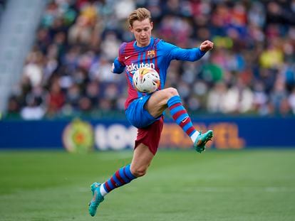 Frenkie De Jong controla el balón durante un duelo del Barcelona en la Liga.