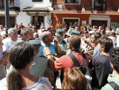 La Guardia Civil media entre los dos grupos enfrentados ayer en Poyales del Hoyo.