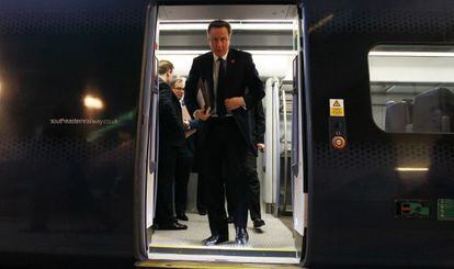 David Cameron sale del metro para ir a una reuni&oacute;n de su Gabinete.