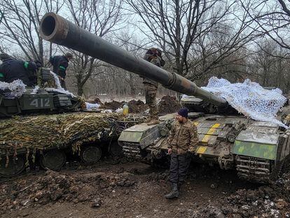 Militares ucranios junto a varios tanques cerca de la ciudad de Bajmut, en la región de Donetsk.