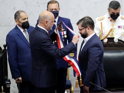 El presidente del senado, Álvaro Elizalde, entrega la banda presidencial a Gabriel Boric.