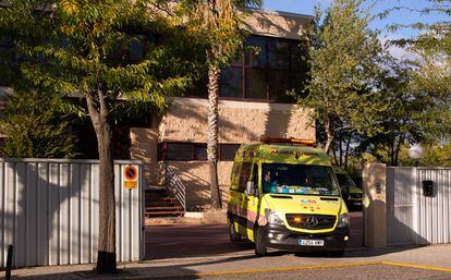 Ambulancia en la sede de la empresa Safe Eurolimp en Getafe, Madrid.
