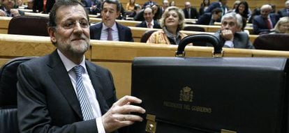 El presidente del Gobierno, Mariano Rajoy, asiste en el Senado a la sesión de control.