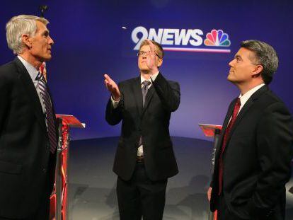 El candidato dem&oacute;crata al Senado por Colorado, Mark Udall (izquierda), y el republicano, Cory Gardner, al inicio de un debate televisado el 15 de octubre.