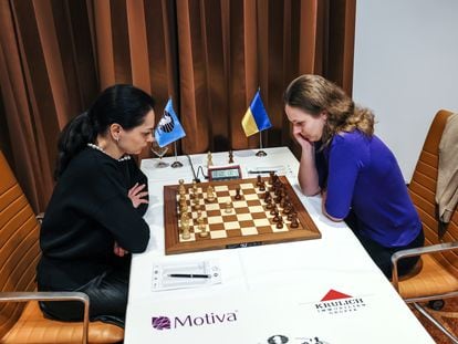 Kosteniuk (izquierda), y Anna Muzychuk, al inicio de su partida de hoy en Múnich