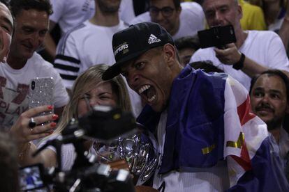 Walter Tavares celebra la Liga Endesa lograda por el Madrid este 21 de junio ante el Barcelona.