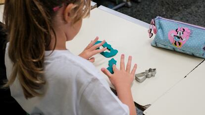 Una alumna, en un colegio en Moya (Gran Canaria).
