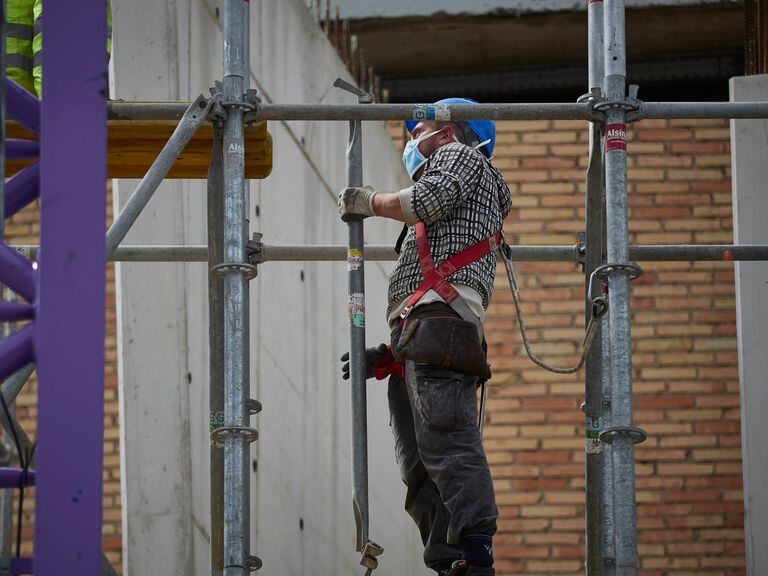 Un empleado de la construcción trabaja en la reforma de un edificio en Pamplona. Eduardo Sanz / Europa Press 27/04/2020