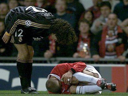 Iv&aacute;n Campo increpa a Beckham, en el duelo de Old Trafford del 19 de abril de 2000.