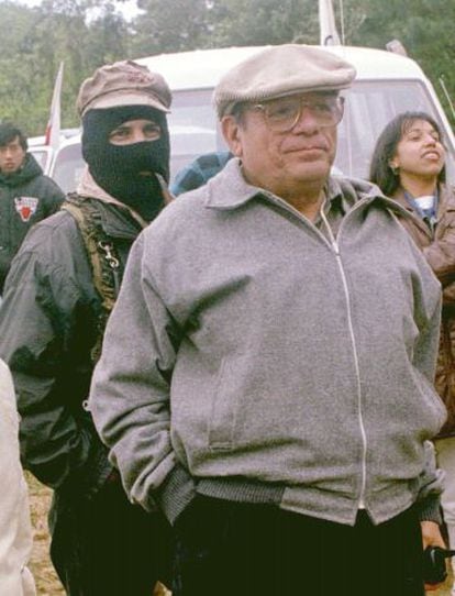 Samuel Ruiz y el subcomandante Marcos en Chiapas en 1996.