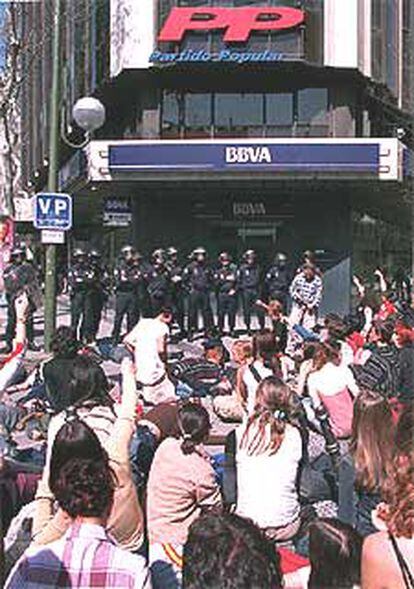 Manifestación contra la guerra ante la sede del PP en Madrid.