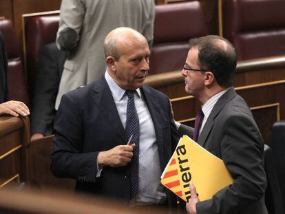 El ministro de Cultura, Jos&eacute; Ignacio Wert, y Alfred Bosch, de Esquerra, ayer en el Congreso.