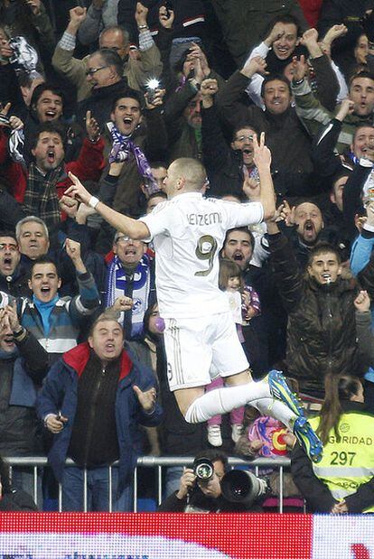Benzema celebra su gol al Málaga, tercero del Madrid.