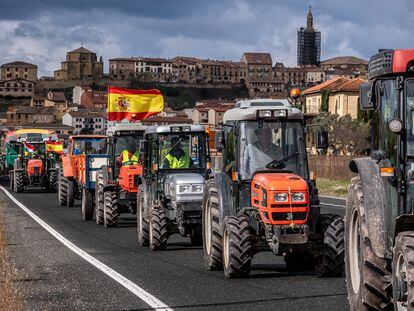 Varios tractores circulan este sábado por las carreteras de La Rioja.