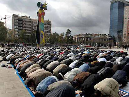 Musulmanes protestan en Barcelona contra las caricaturas de Mahoma.