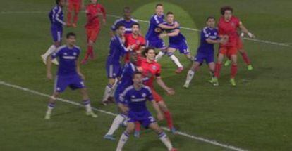 Terry agarra a su compañero Cahill en la acción del último gol del PSG.
