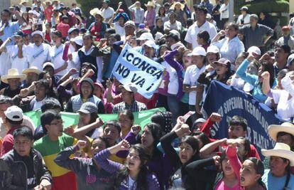 Cientos de pobladores del distrito de Bambamarca marchanen protesta contra el proyecto minero Conga, en Perú.